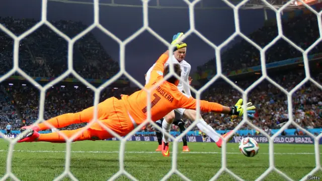 انگلینڈ کے وین رونی نے ورلڈ کپ میں اپنا پہلا گول تو کر لیا لیکن ان کی ٹیم جیت نہ سکی