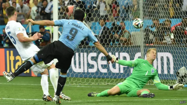 下半场，英格兰占据主动，频频发动攻击，在74分时，鲁尼终于破门，将比分扳平。