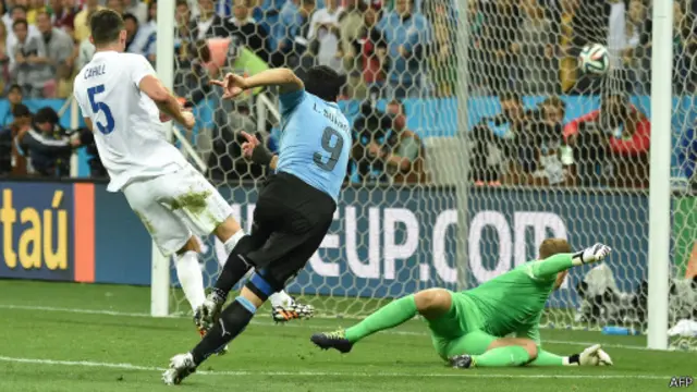 Gol kedua yang dilesakkan Suarez ke gawang Joe Hart. 