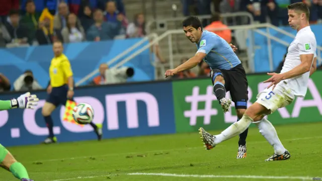 انگلینڈ کی میچ برابر کرنے کی خوشی پل بھر کی تھی۔ لوئس سواریس نے میچ کے 85ویں منٹ میں یورگورائے کے لیے ایک اور گول کر کے اپنی ٹیم کو ایک بار پھر برتری اور میچ میں فتح دلوا دی۔