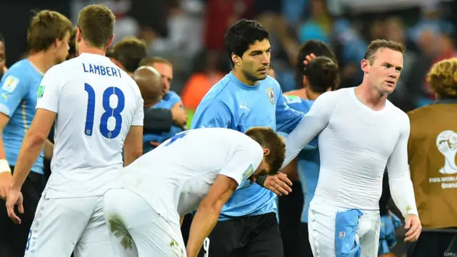 سواریس میچ کے اختتام پر یوروگوائے کے کھلاڑی اپنے کلب لیورپول کے ساتھی اور انگلش کپتان جیرارڈ کو دلاسا دیتے ہوئے۔ رونی اور دیگر انگلش کھلاڑی بھی میچ کے بعد افسردہ نظر آئے۔ 