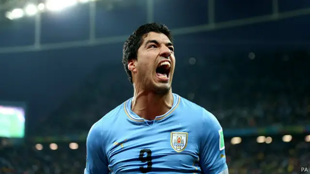 Suarez mencetak dua gol untuk Uruguay dalam pertandingan Piala Dunia melawan Inggris.