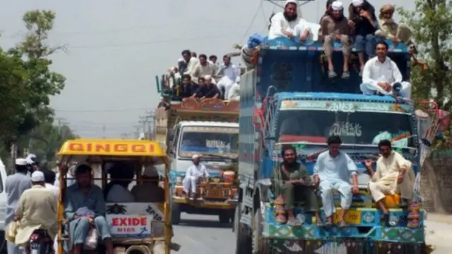 لجأت الكثير من العائلات التي شردت إلى الاقامة مع الأصدقاء والأقارب