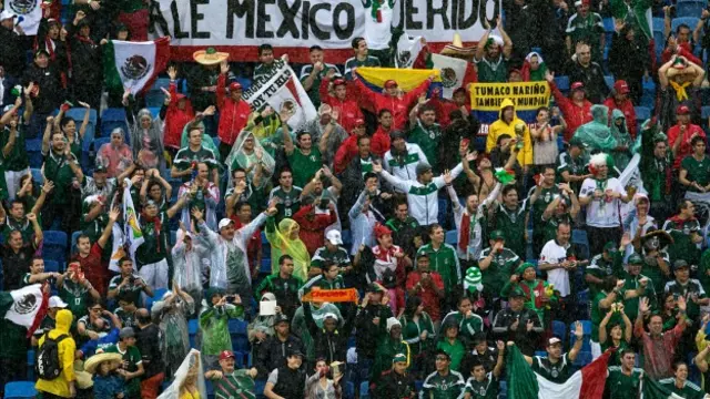 Hinchas mexicanos durante el partido contra Camerún. Foto Getty Images.