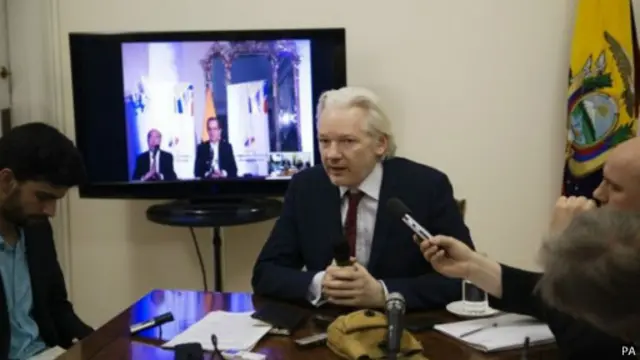 كان أسانج طلب اللجوء في سفارة الأكوادور منذ عامين لتجنب أمر إبعاده إلى السويد.