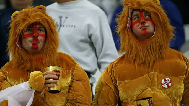 जैसे-जैसे वक़्त बीतता जा रहा था, स्टेडियम में मौजूद इंग्लैंड के समर्थकों के चेहरे पर निराशा साफ़ देखी जा सकती थी.