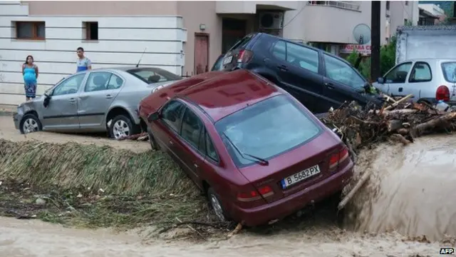 Air yang datang tiba-tiba menghanyutkan sejumlah mobil.