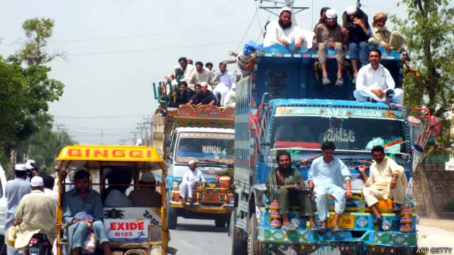 उत्तरी वज़ीरिस्तान, सैन्य अभियान, लोगों का विस्थापन, सुरक्षित ठिकानों की तरफ़ जाते लोग