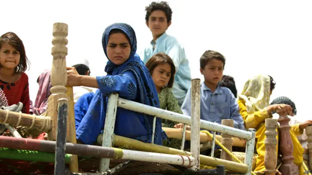 उत्तरी वज़ीरिस्तान, सैन्य अभियान, लोगों का विस्थापन, सुरक्षित ठिकानों की तरफ़ जाते लोग