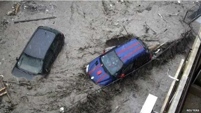 وصل مستوى مياه الفيضان في مدينة فارنا إلى نحو متر. 