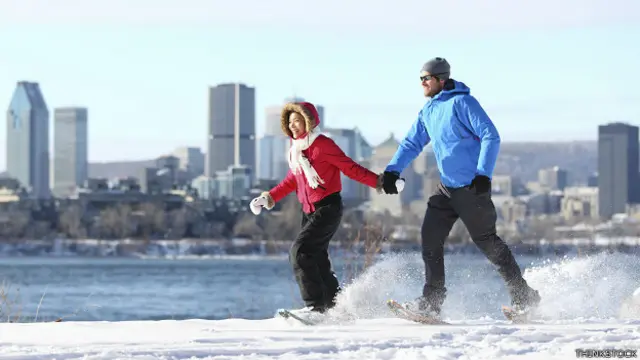 Pareja en la nieve en Montreal, Canadá