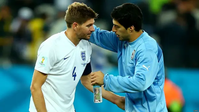 سوارز بازیکن تیم اروگوئه، جرارد کاپیتان تیم انگلستان را دلداری می‌دهد. این دو که در باشگاه لیورپول انگلستان کنار هم بازی می‌کنند، در جام جهانی مقابل هم قرار گرفتند