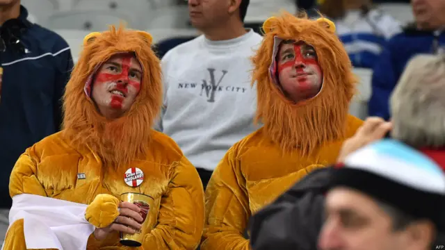 هواداران تیم انگلستان بعد از شکست مقابل اروگوئه