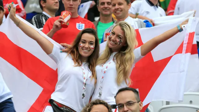 هواداران تیم ملی انگلستان پیش از بازی با اروگوئه