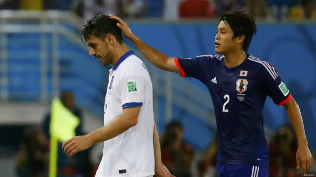 یوچیدا بازیکن تیم ژاپن کاتسورانیس یونانی را بعد از دریافت کارت قرمز و هنگام خروج از زمین دلداری می‌دهد.