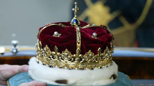 Королева Елизавета II надевает корону Шотландии во время официального открытия парламента в Эдинбурге
