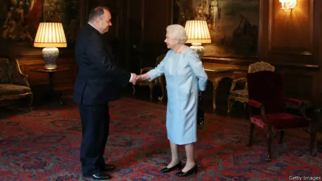 Елизавета II и Алекс Салмонд