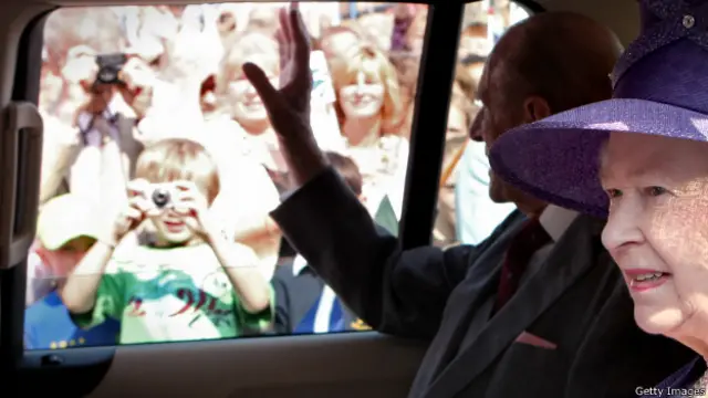 Королева Елизавета II и герцог Эдинбургский во время визита в Шотландию