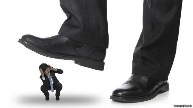 Empleado siendo pisoteado por un jefe