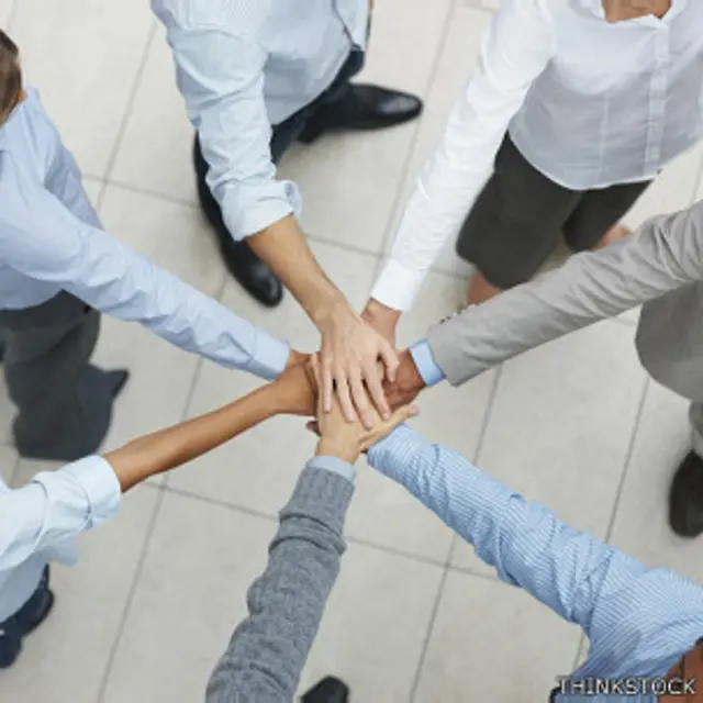 Manos juntas, símbolo de trabajo en equipo