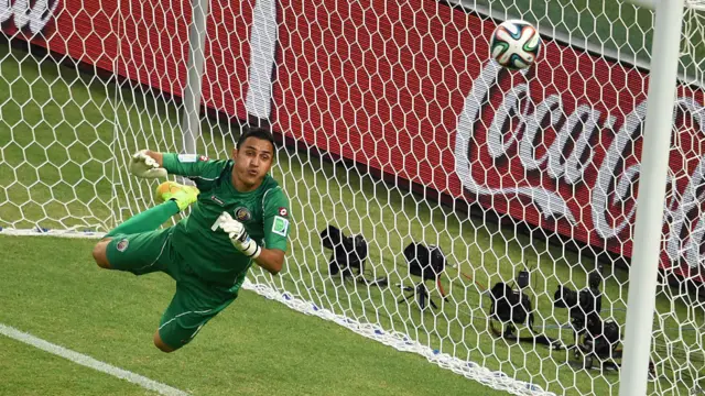 Keylor Navas demostró frente a Uruguay su gran momento. Enfrente estará Buffon, su ídolo.