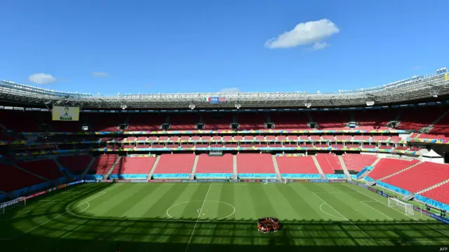 Se juega en el estadio Arena Pernambuco en Recife al mediodía. Un horno.