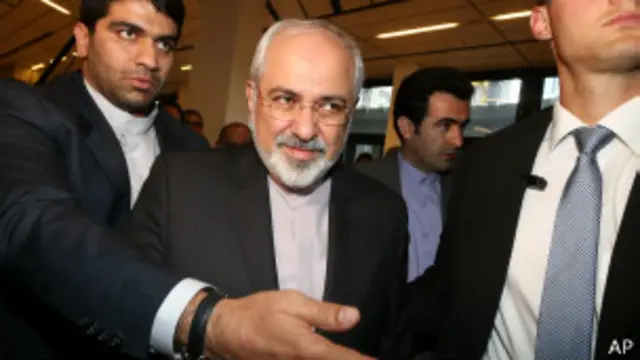 جواد ظريف عند وصوله إلى المؤتمر الصحفي