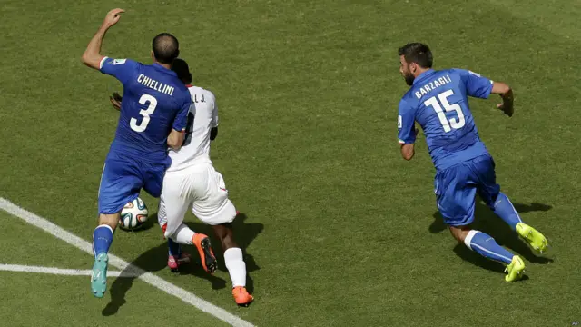 La acción polémica de la primera parte. Cae Campbell en el área ante la carga de Chiellini y el árbitro chileno Enrique Osses no pita.