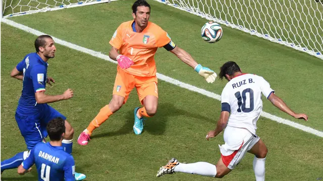 A los 44' el capitán de Costa Rica Bryan Ruiz conectó un centro de Díaz y abrió el marcador.