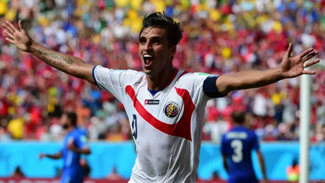 El festejo de Bryan Ruiz.