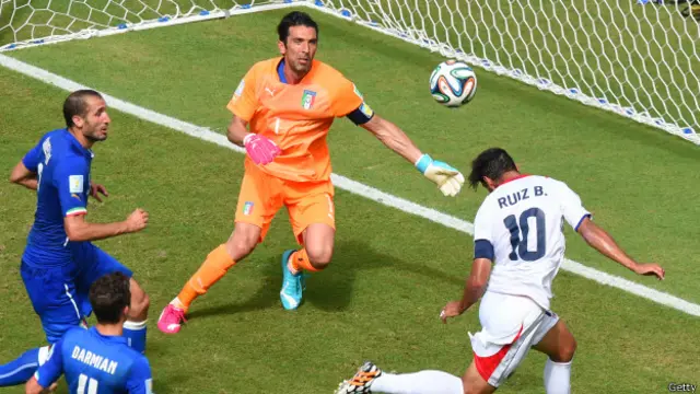 哥斯达黎加边锋布莱恩·鲁伊斯在上半场44分时一个精彩头球攻破意大利大门。