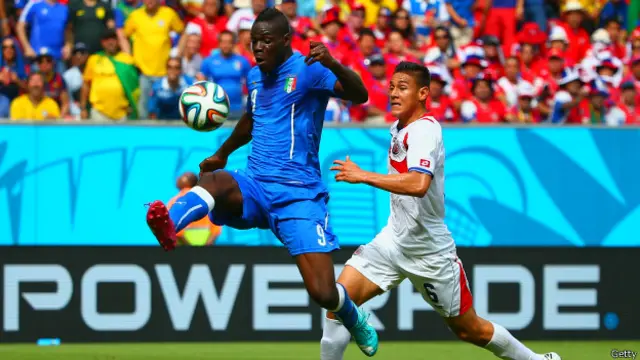 کوسٹاریکا کے دفاعی کھلاڑی اطالوی سٹرائیکرز خصوصاً بالاٹیلی کے سامنے ڈٹے رہے