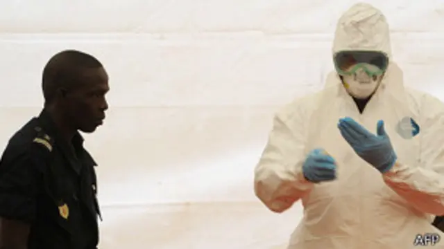 Trabajador sanitario en África muestra medidas de protección contra el ébola