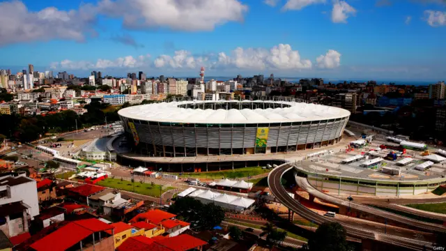 فرانس اور سوئٹزرلینڈ کا میچ سیلواڈور کے ایرینا فونٹینووا میں کھیلا گیا جہاں 66 ہزار تماشائیوں کے بیٹھنے کی جگہ ہے۔