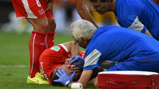 Von Bergen no pudo seguir en el partido tras un choque que tuvo con Giroud.