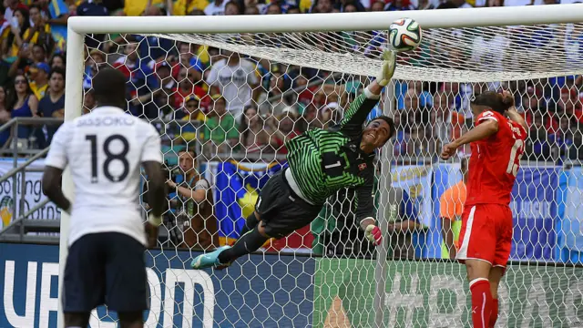 Se estiró Benaglio pero no pudo evitar que Giroud abriera el marcador de cabeza a los 17'.