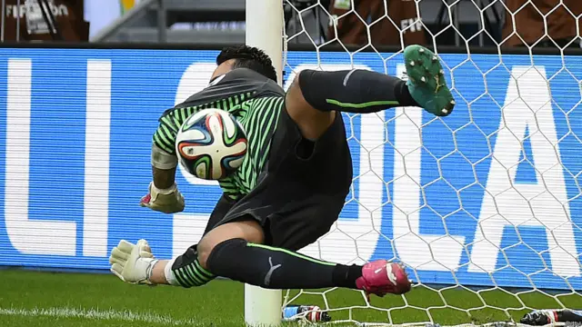 Benaglio dio rebote, derivó en Cabaye que remató pero dio en el travesaño.