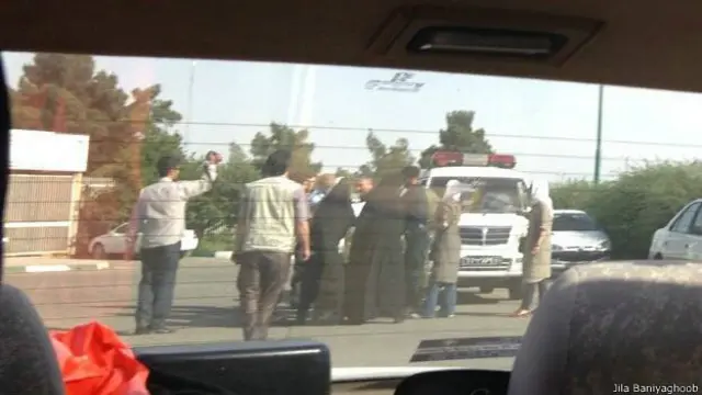 ژیلا بنی‌یعقوب با انتشار این عکس در فیس‌بوک نوشته که صحنه‌ای از برخورد ماموران امنیتی با زنان در حوالی ورزشگاه آزادی است