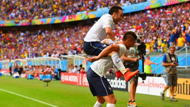 کچھ ہی دیر بعد جریئود کے پاس پر بائیں جانب سے والبوئینا نے گیند تیزی سے گول کے اندر پھینک کر فرانس کی برتری میں ایک گول کا اضافہ کر دیا۔