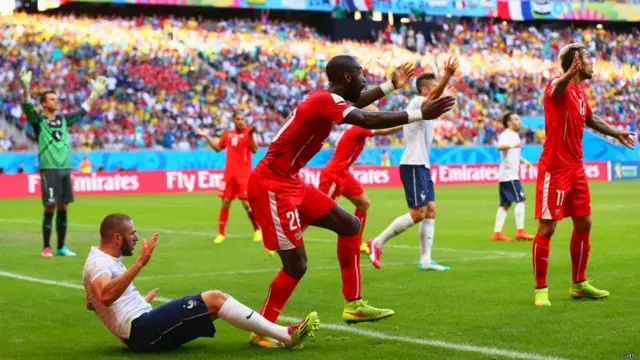 فرانسیسی فارورڈ کریم بینزیما کو سوئس ڈی میں گرائے جانے پر فرانس کو پنلٹی ملی۔