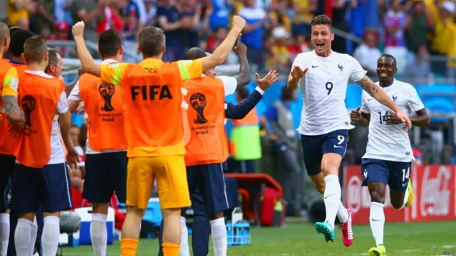 ورلڈ کپ میں اپنا پہلا میچ کھیلنے والے فرانس کے اولیویئر جیروڈ نے17ویں منٹ میں ہیڈر کے ذریعےگیند سوئس گول میں ڈال دی۔