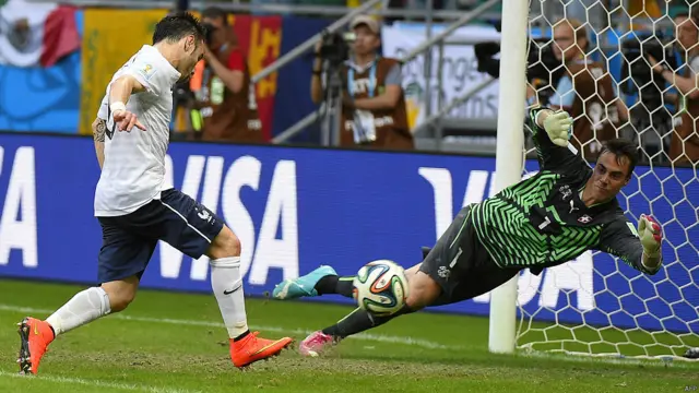 A los 40' Valbuena puso el 3-0 para Francia.