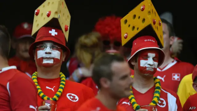 Các cổ động viên của Thụy Sỹ sững sờ trước việc đội tuyển của họ bị dẫn đậm.