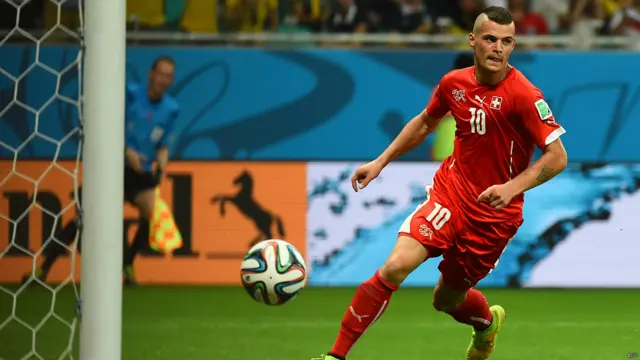 A los 87' Xhaka anoto el segundo suizo para el 5-2 definitivo.