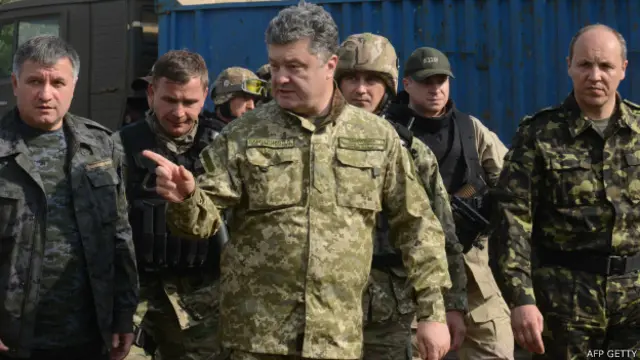 Presiden Ukraina, Petro Poroshenko, telah meminta dilakukan gencatan senjata, tetapi ditolak Rusia.