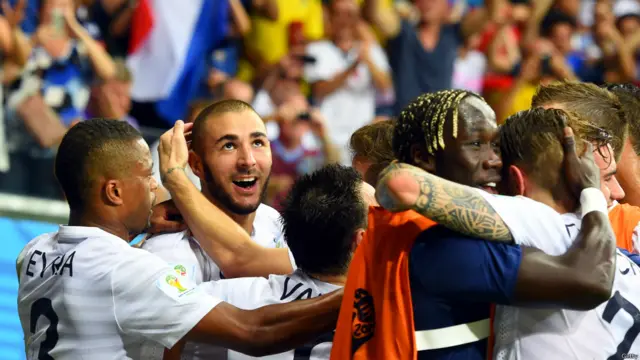 فرانس کے فارورڈ کریم بینزیما نے 67ویں منٹ میں سوئس دفاعی کھلاڑی کی غلطی کا فائدہ اٹھاتے ہوئے ٹیم کا چوتھا گول کر دیا۔