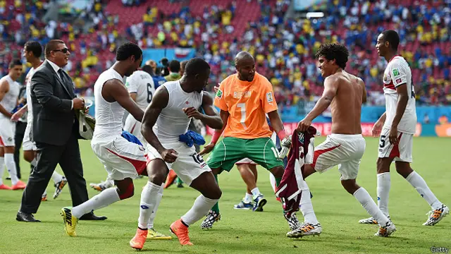 jugadores de Costa Rica celebran el triunfo sobre Italia