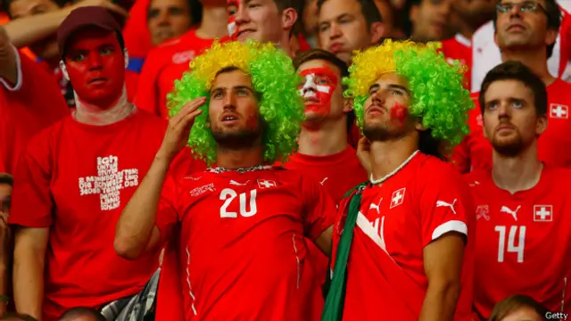 اپنی ٹیم کو بری طرح ہارتے دیکھ کر سوئس تماشائی مایوس نظر آئے