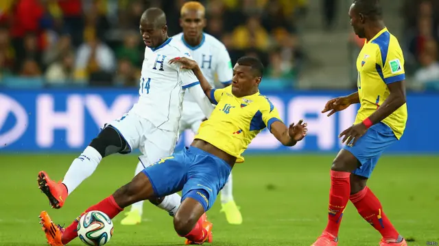 Ecuador vs. Honduras, un partido angustioso para los latinoamericanos y muy peleado. Los dos equipos perdieron su primer partido del Mundial.