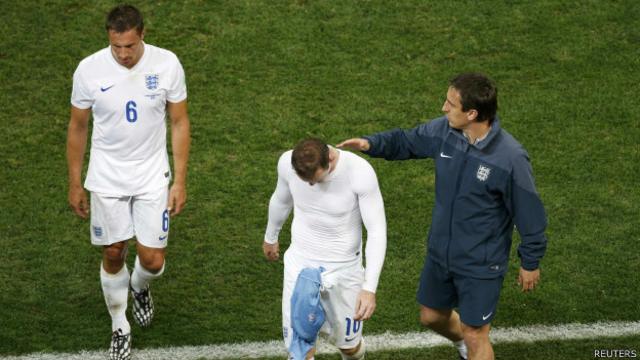 Jogadores ingleses após derrota para Uruguai (Reuters)